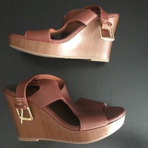 Brown wedges w/ wood grain